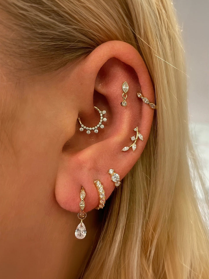 Frieda – Zarte goldene Ohrringe mit verspieltem Akzent.