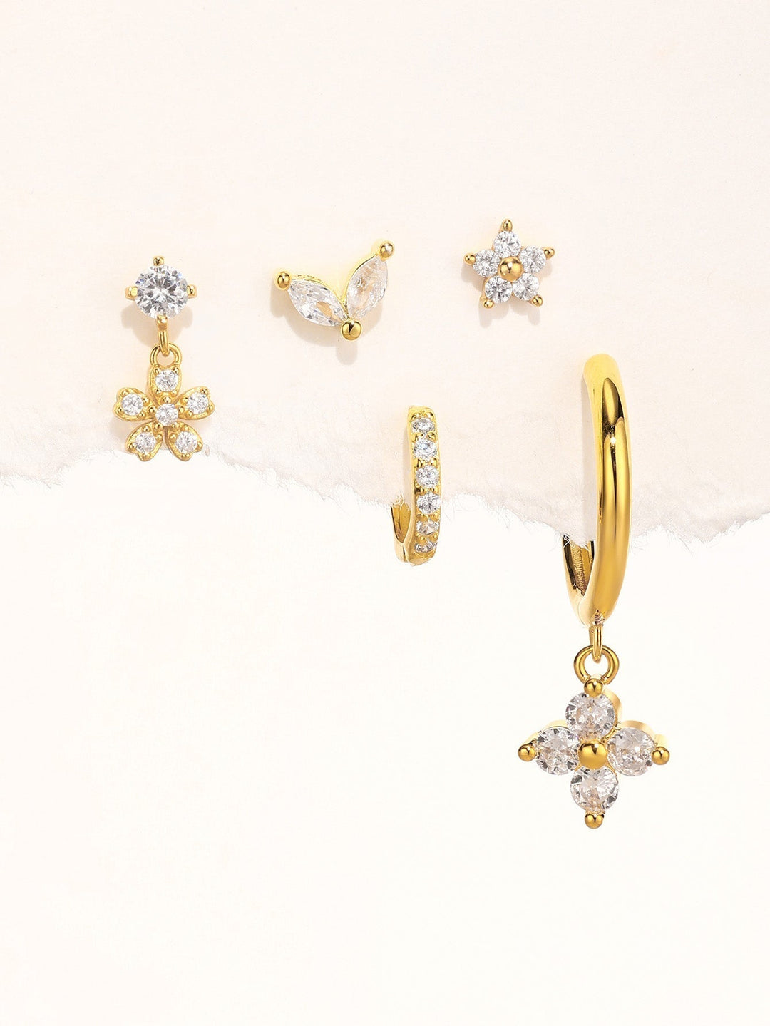 Nora – Feine goldene Ohrringe mit klarer Form.