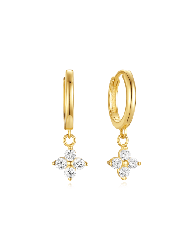 Nora – Feine goldene Ohrringe mit klarer Form.