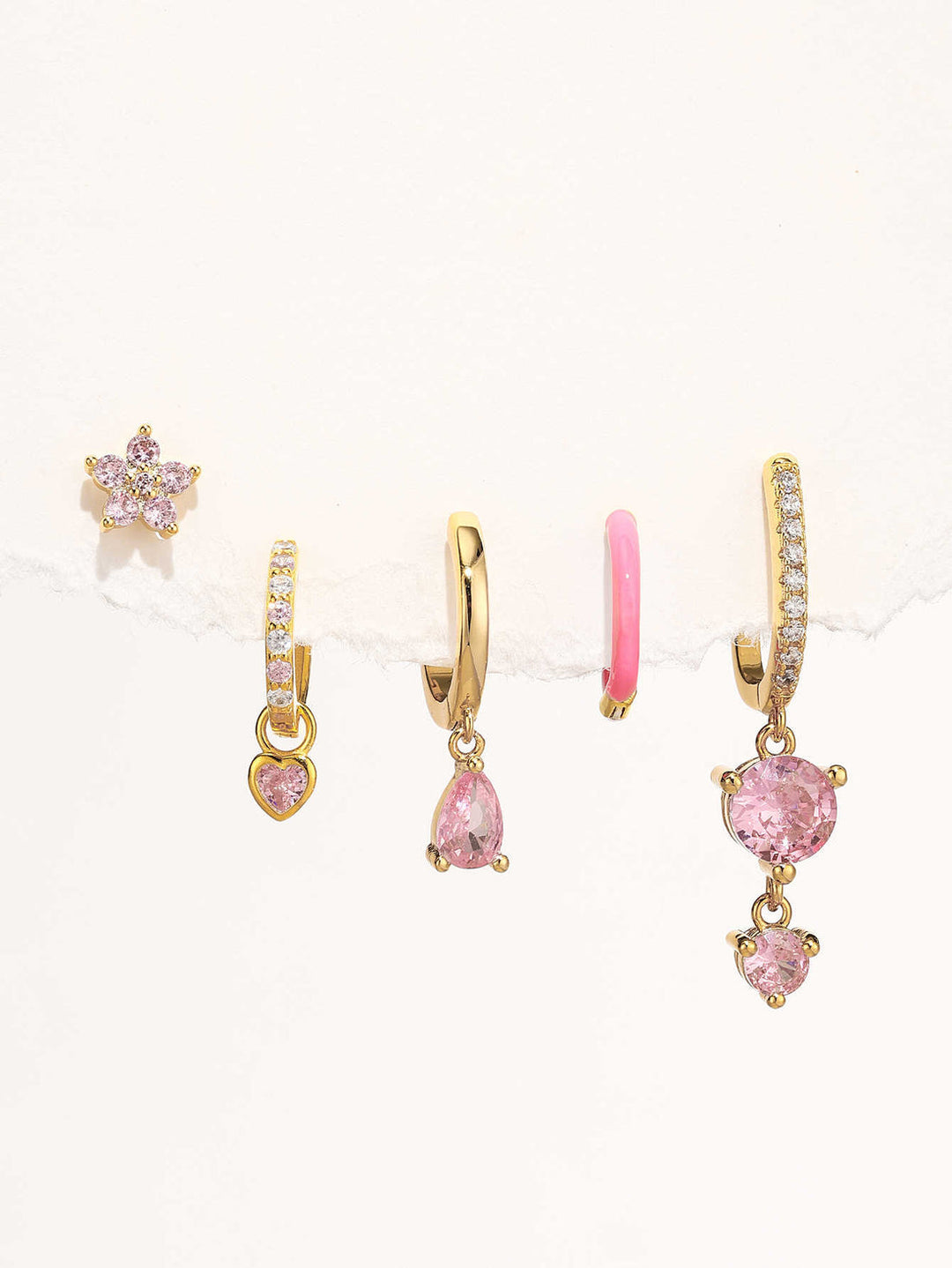 Antonia – Goldene Ohrringe mit glänzender Oberfläche.