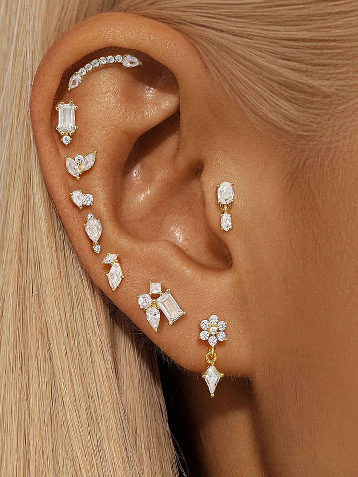 Klara – Zarte goldene Ohrringe mit glatter Linie.