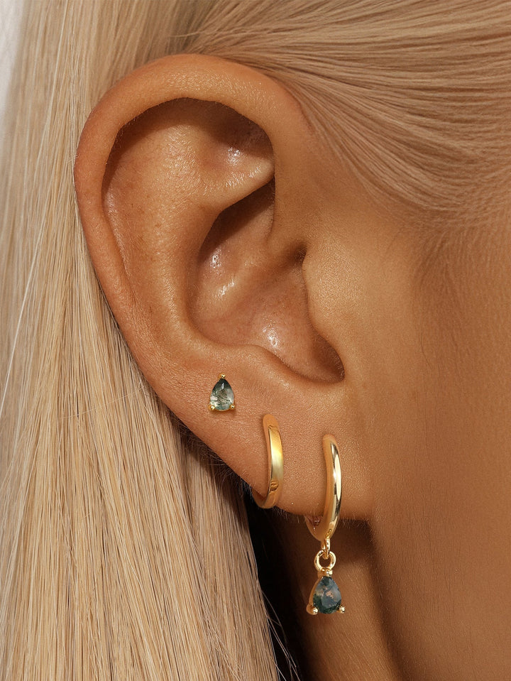 Mona – Goldene Ohrringe mit fließendem Design.