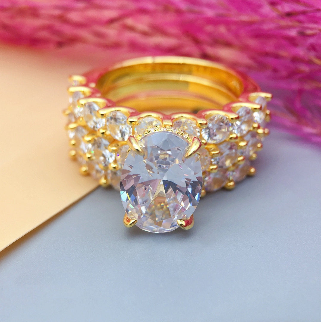 Greta – Silberner Diamantring mit Ornament.