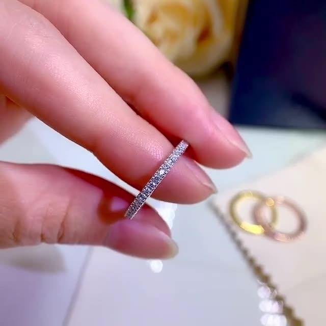 Alena – Schmaler ewiger Ring mit funkelnden Steinen.