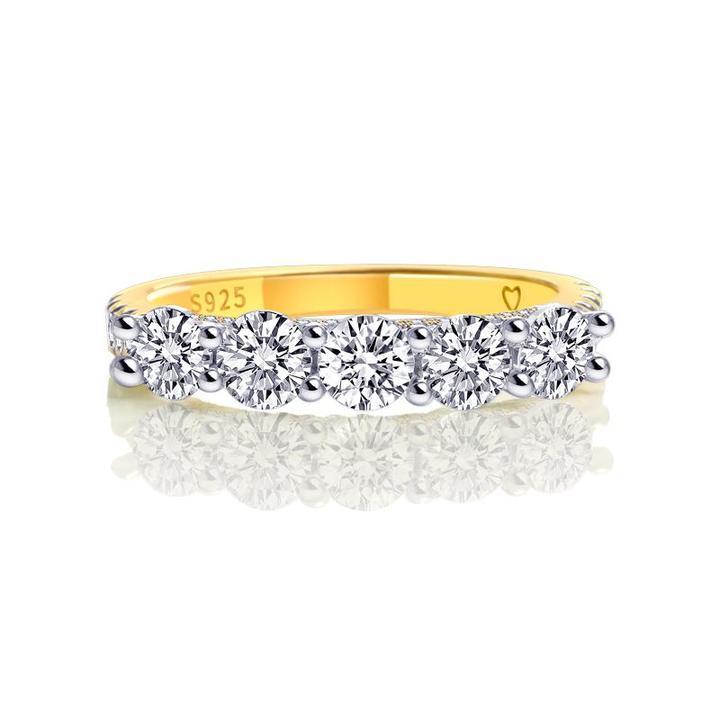 Amelie – Zarter diamantener Ring mit Kronen-Dekor.