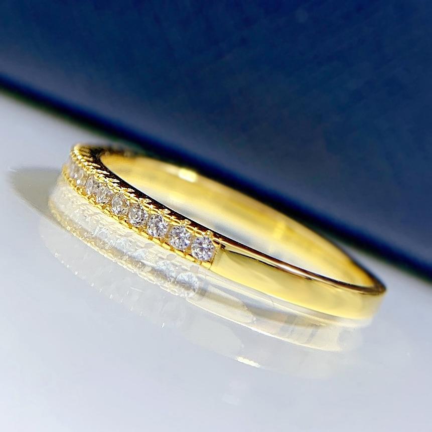 Alena – Schmaler ewiger Ring mit funkelnden Steinen.