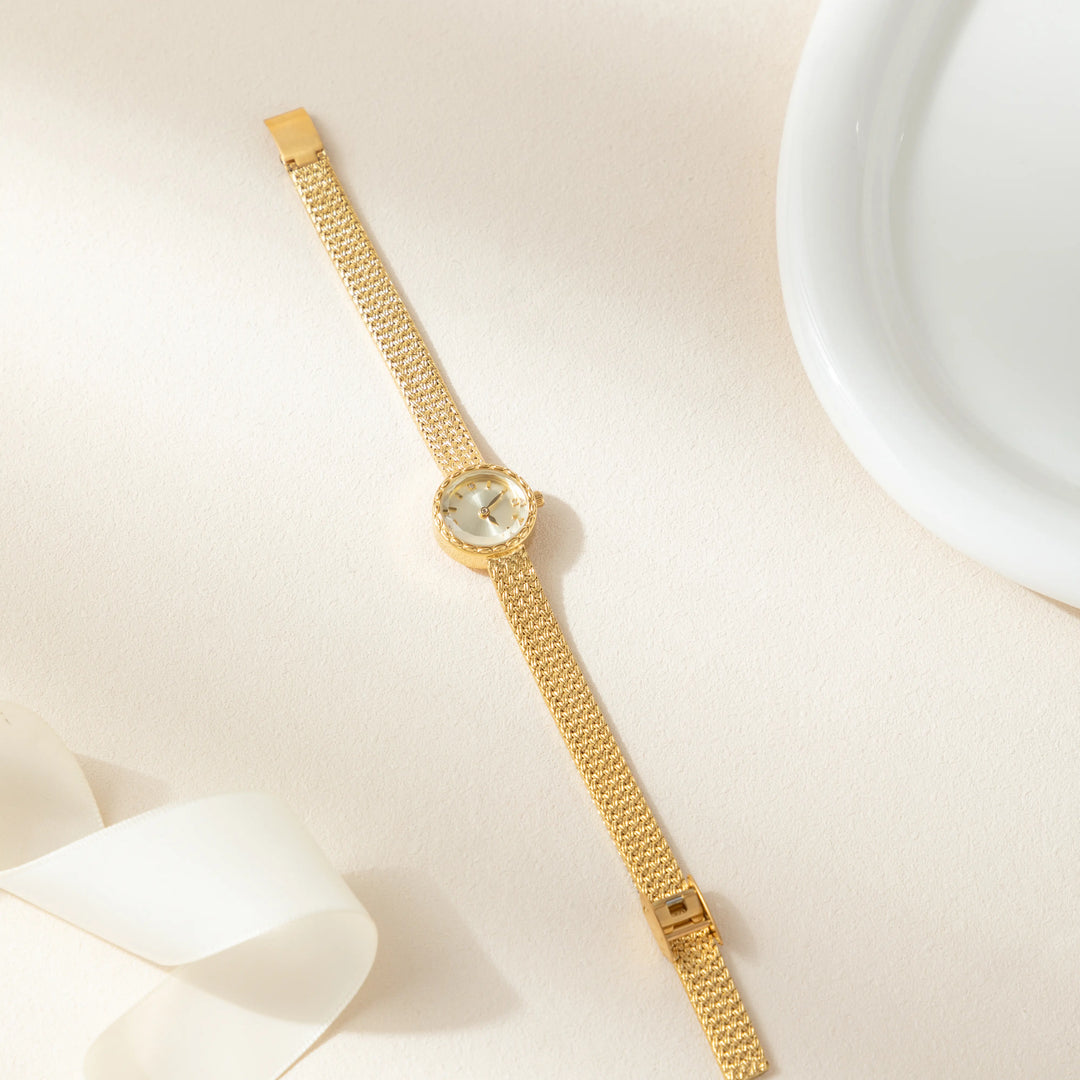 Magdalena – Goldene Uhr mit schmalem Armband.