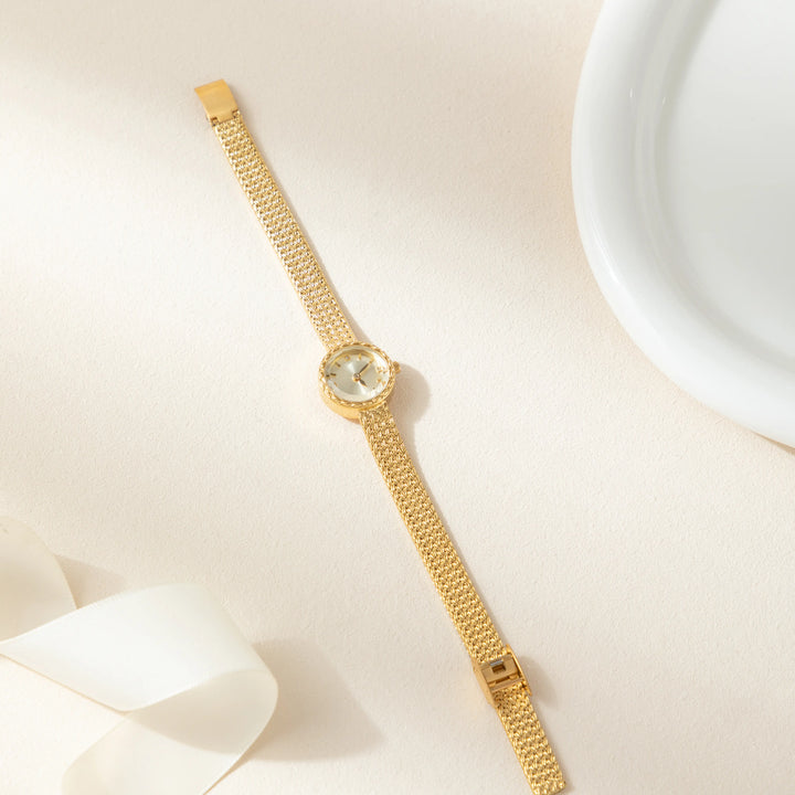 Magdalena – Goldene Uhr mit schmalem Armband.