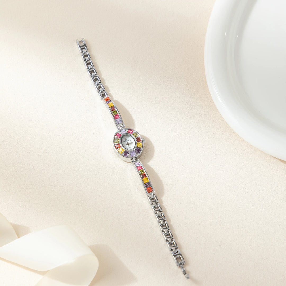 Amelie – Goldene Uhr mit kristallinem Rahmen.