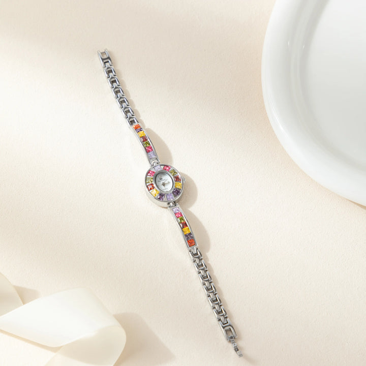 Amelie – Goldene Uhr mit kristallinem Rahmen.