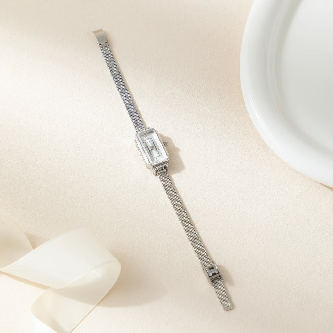 Teresa – Goldene Uhr mit rechteckigem Zifferblatt.