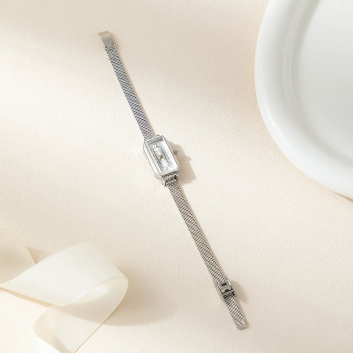 Teresa – Goldene Uhr mit rechteckigem Zifferblatt.