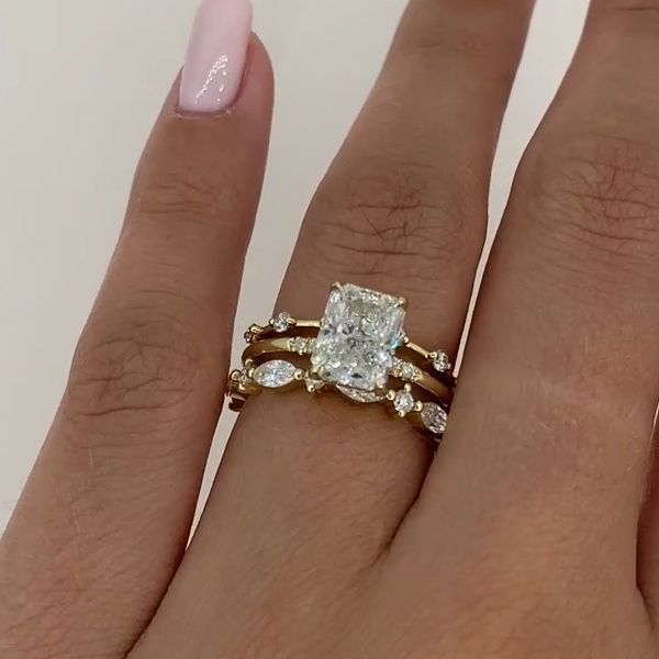 Nora – Diamantring im geschichteten Design.