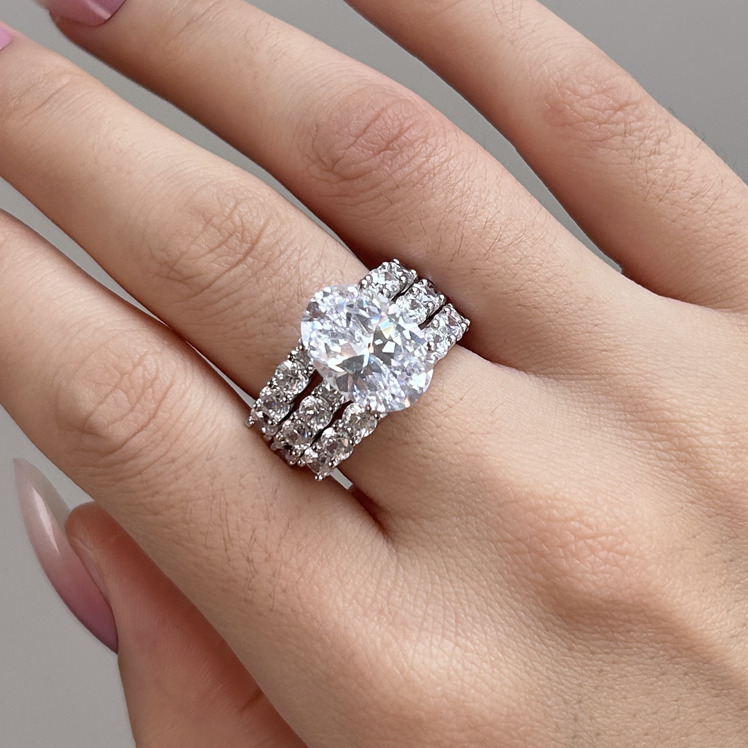 Greta – Silberner Diamantring mit Ornament.