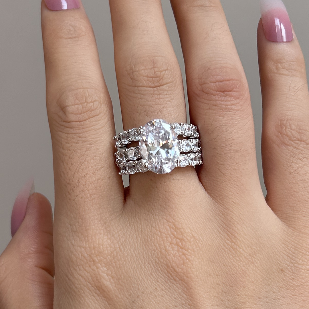 Greta – Silberner Diamantring mit Ornament.