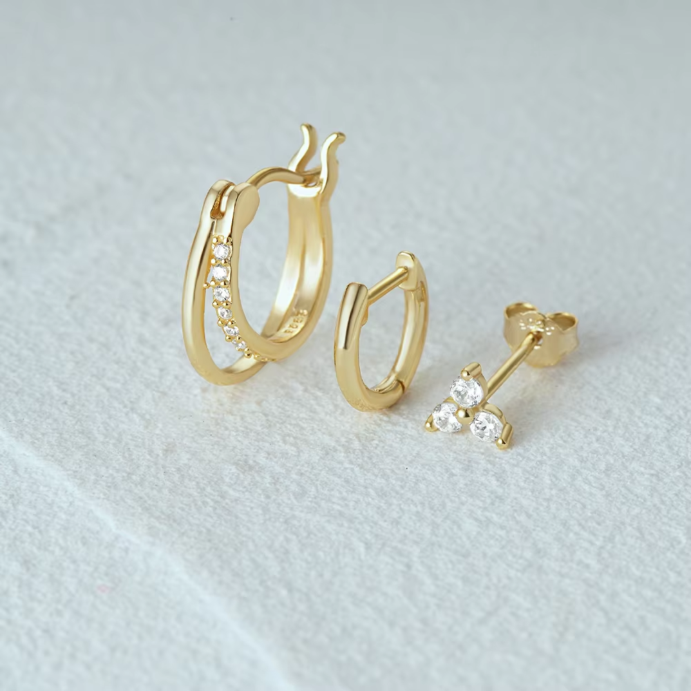 Amalie – Goldene Ohrringe mit sanfter Bewegung.