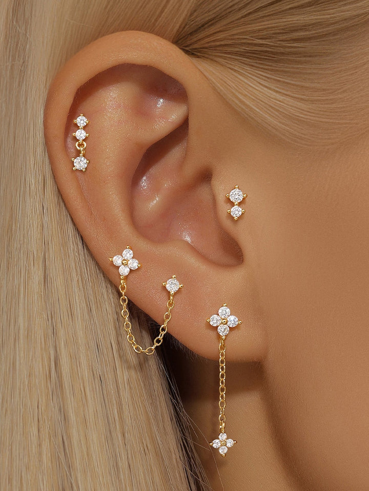 Mira – Zarte goldene Ohrringe mit glatter Oberfläche.