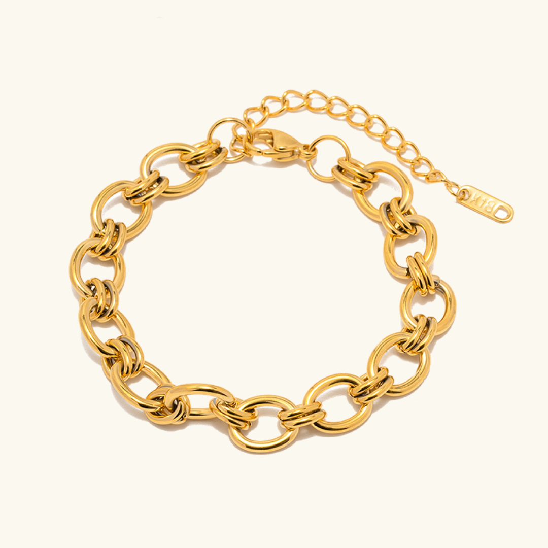 Johanna – Zarter goldener Armreif mit Charm-Details.