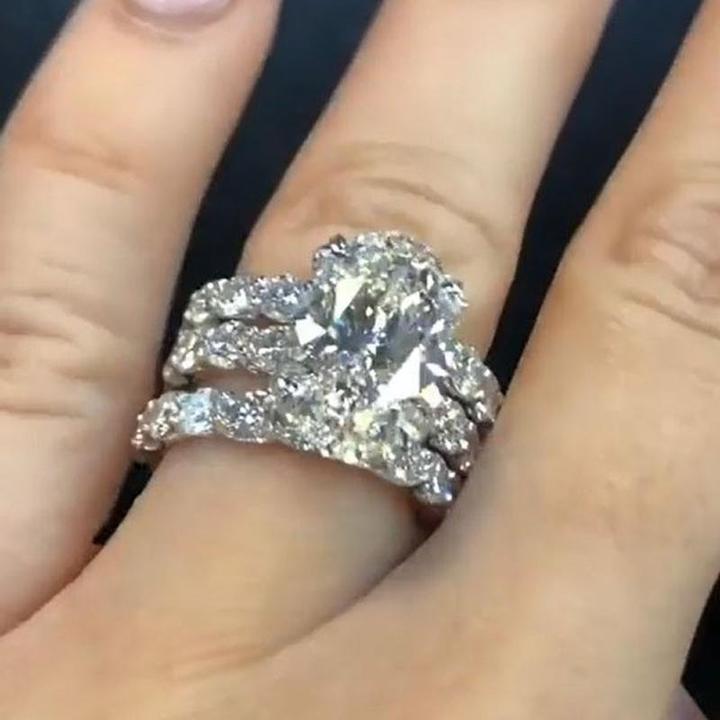 Greta – Silberner Diamantring mit Ornament.