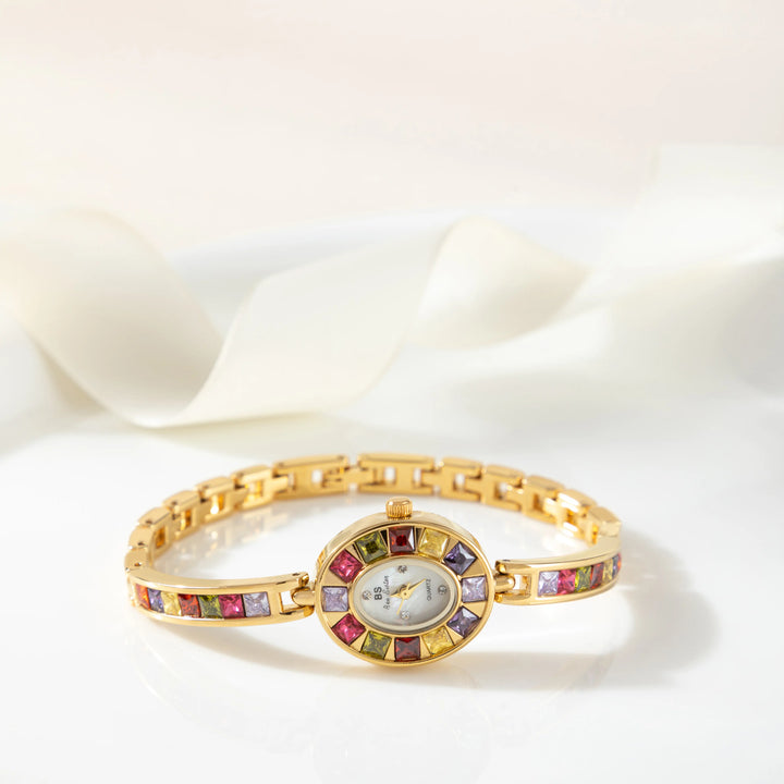 Amelie – Goldene Uhr mit kristallinem Rahmen.