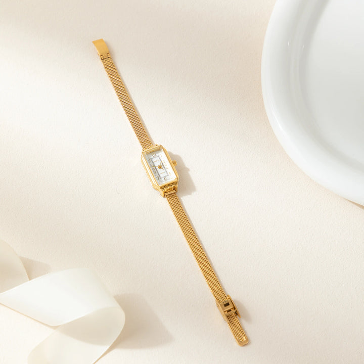 Teresa – Goldene Uhr mit rechteckigem Zifferblatt.