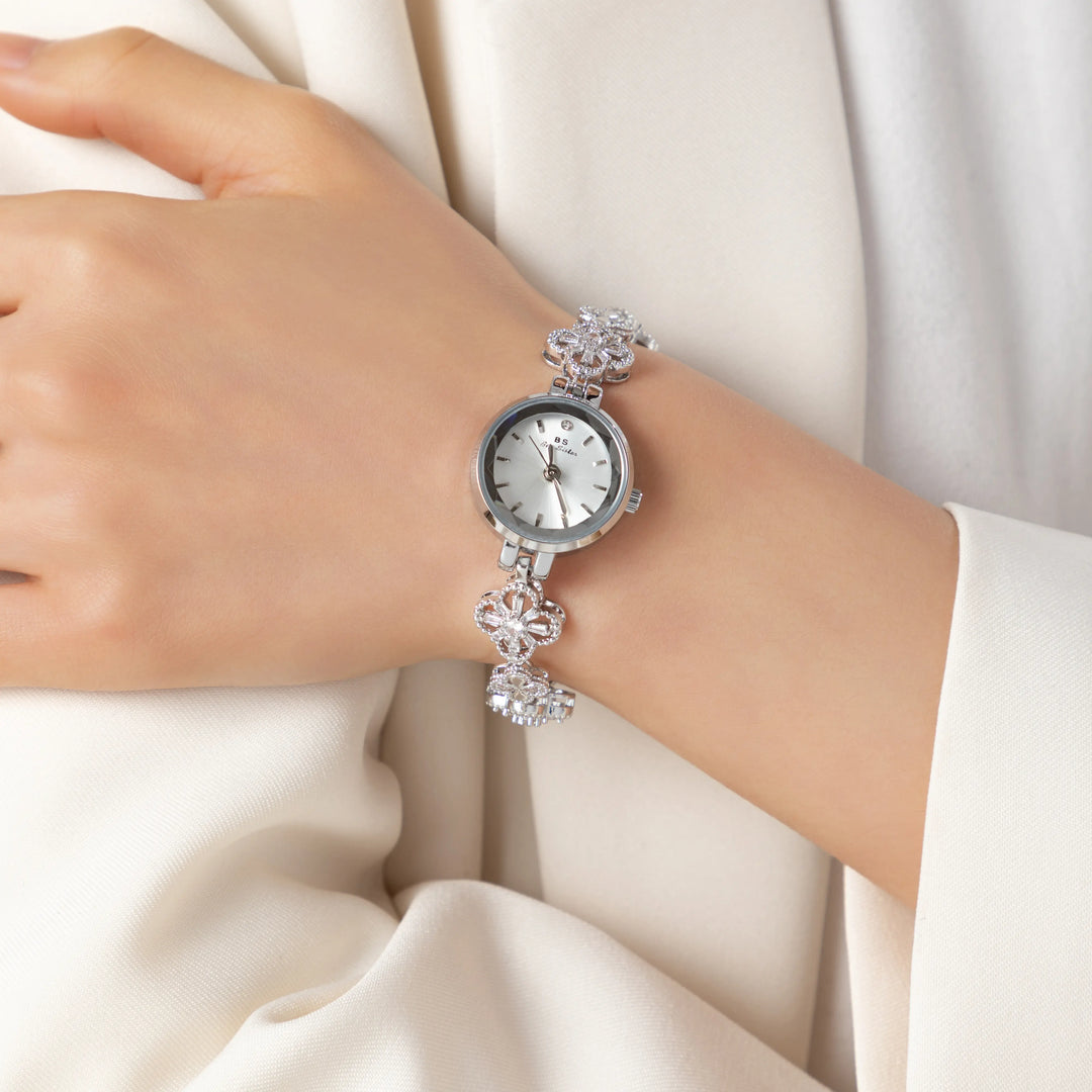 Elina – Goldene Uhr mit Blumenarmband.