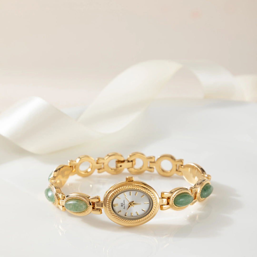 Klara – Goldene Uhren mit länglichem Ziffernblatt.