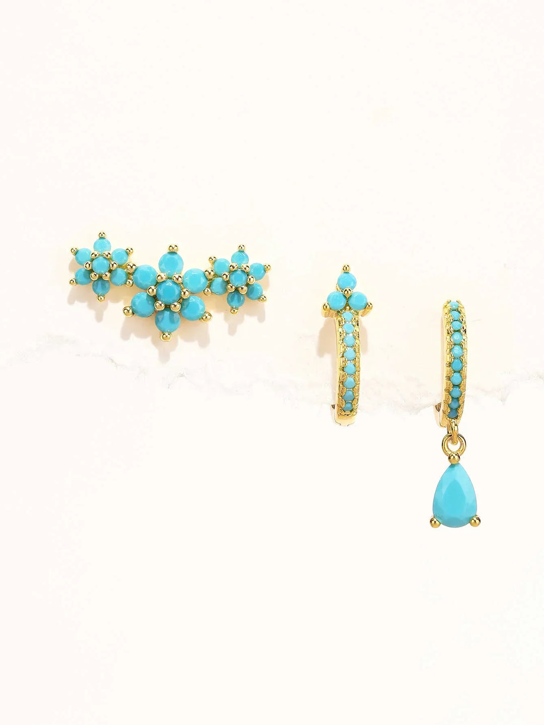 Goldene Ohrringe mit moderner Silhouette