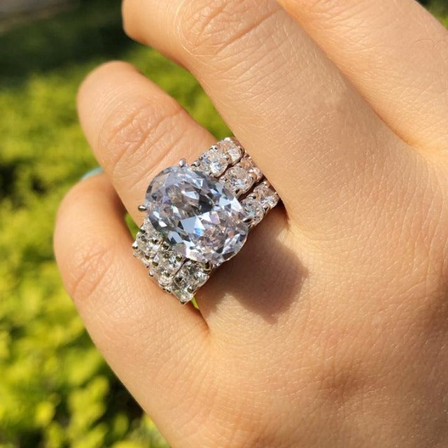 Greta – Silberner Diamantring mit Ornament.