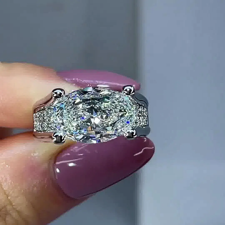 Viktoria – Glänzender Ring mit seitlichen Akzenten.