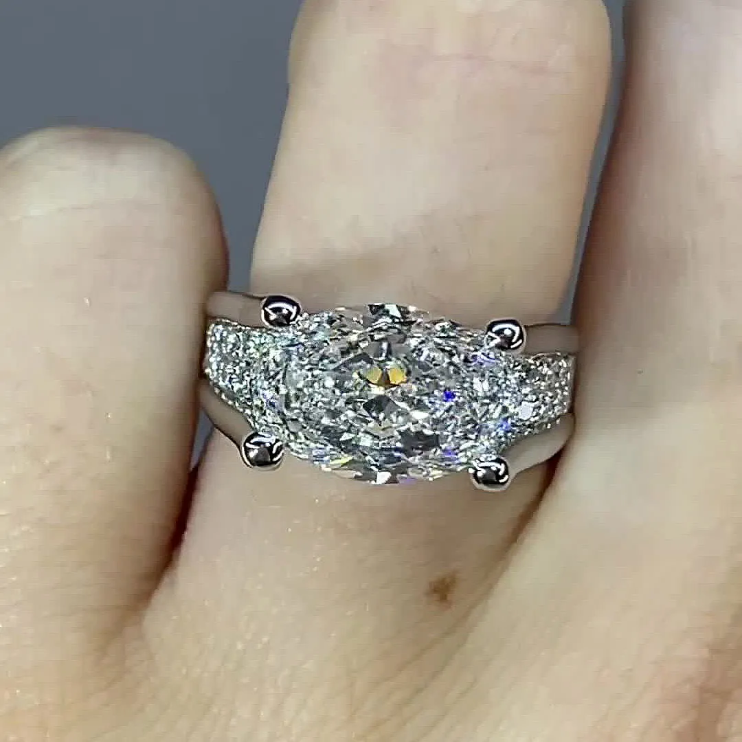 Viktoria – Glänzender Ring mit seitlichen Akzenten.