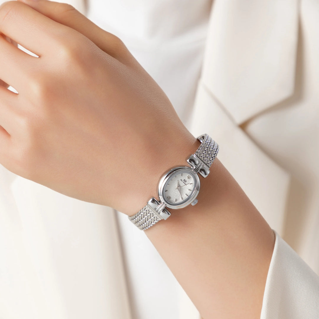 Selina – Goldene Uhr im ovalen Design.