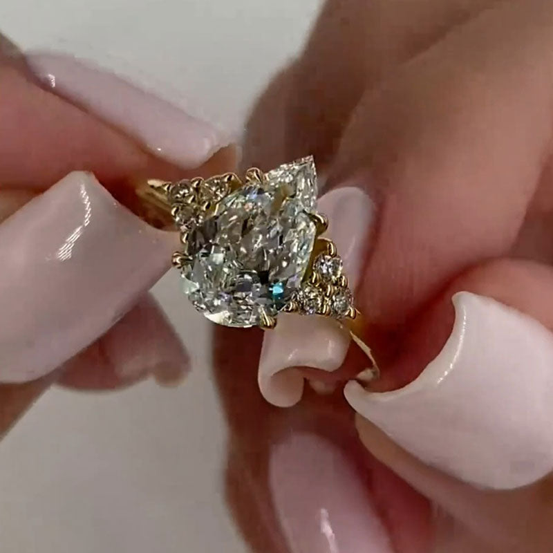 Clarissa – Diamantring mit Tropfenschliff in Goldfarbe.