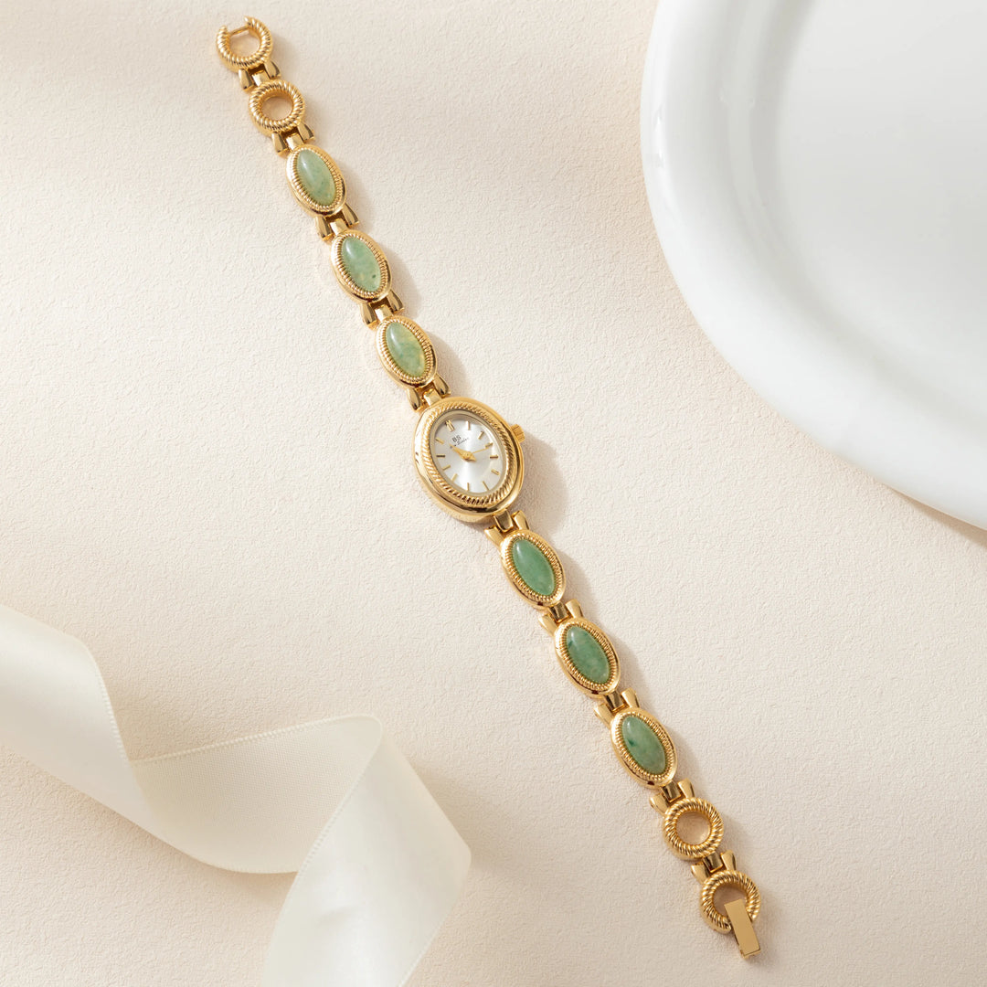 Klara – Goldene Uhren mit länglichem Ziffernblatt.