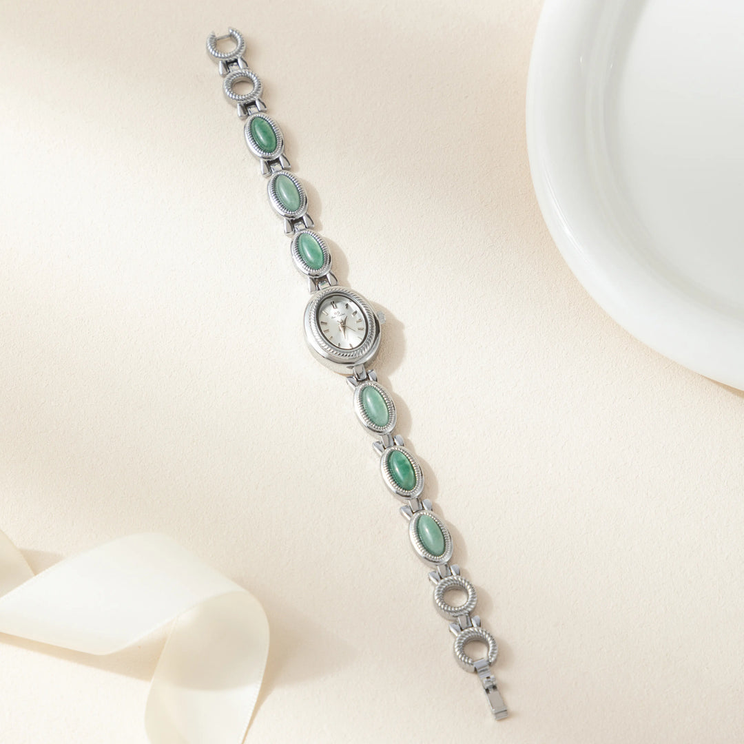 Klara – Goldene Uhren mit länglichem Ziffernblatt.