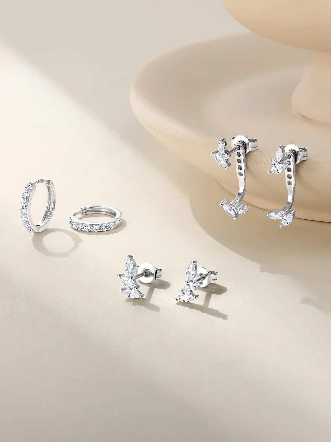 Tanja – Zarte goldene Ohrringe mit klarer Linie.