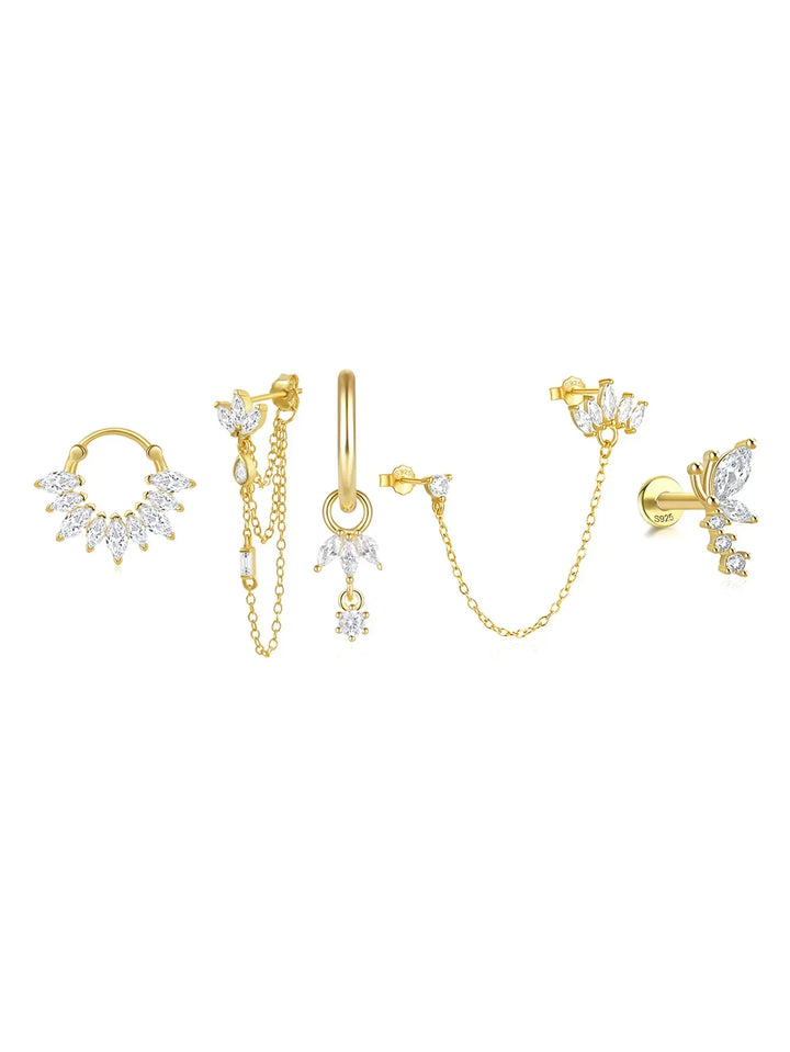 Daniela – Zarte goldene Ohrringe mit fließender Form.