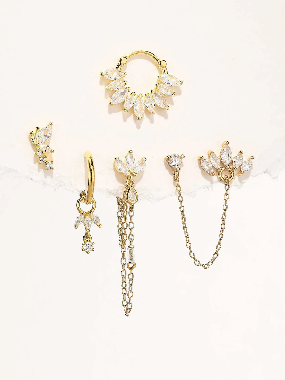 Daniela – Zarte goldene Ohrringe mit fließender Form.