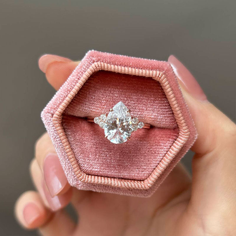 Clarissa – Diamantring mit Tropfenschliff in Goldfarbe.