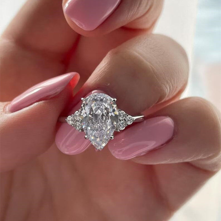 Clarissa – Diamantring mit Tropfenschliff in Goldfarbe.