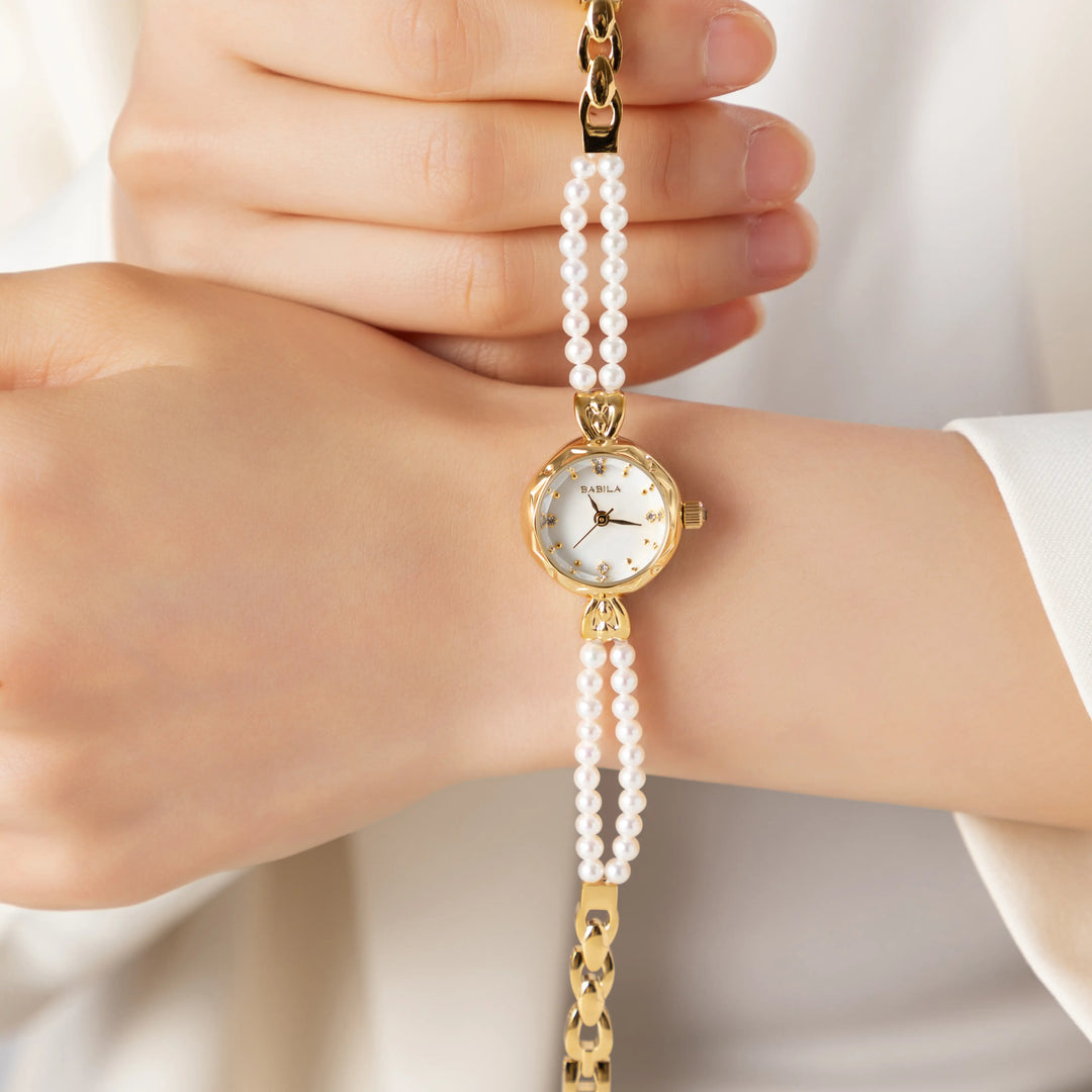 Johanna – Goldene Uhr mit kristallinem Rand.