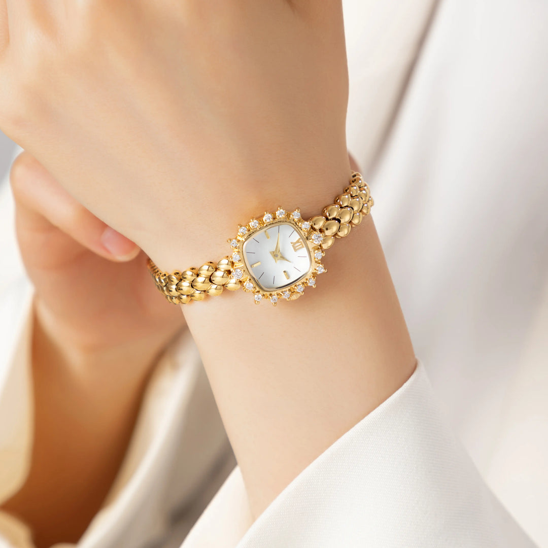 Isabella – Goldene Uhr mit rundem Armband.
