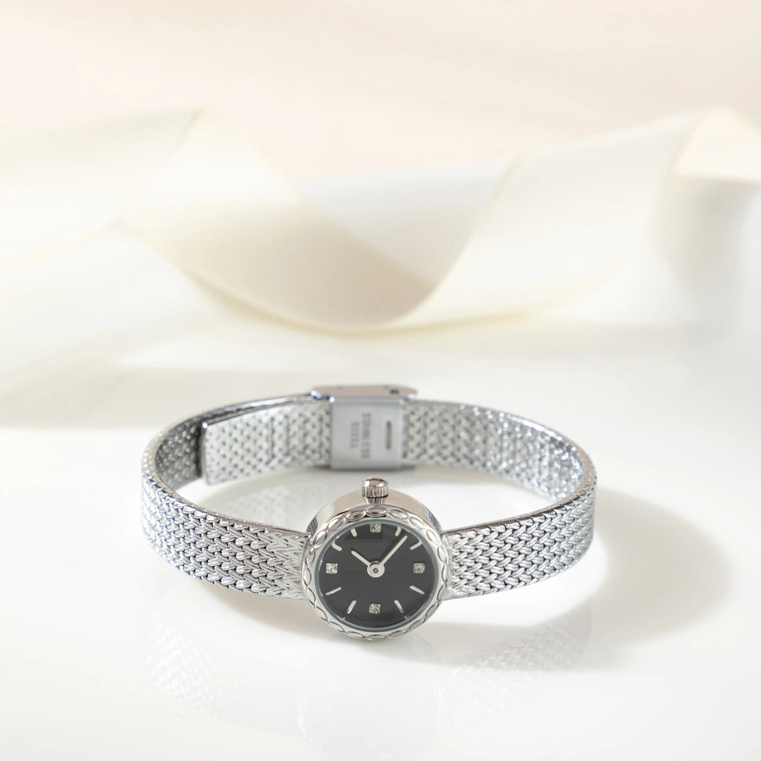 Magdalena – Goldene Uhr mit schmalem Armband.