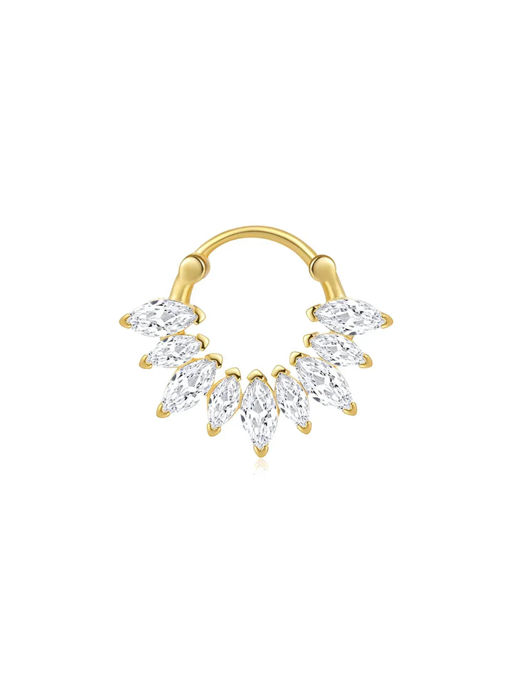 Daniela – Zarte goldene Ohrringe mit fließender Form.