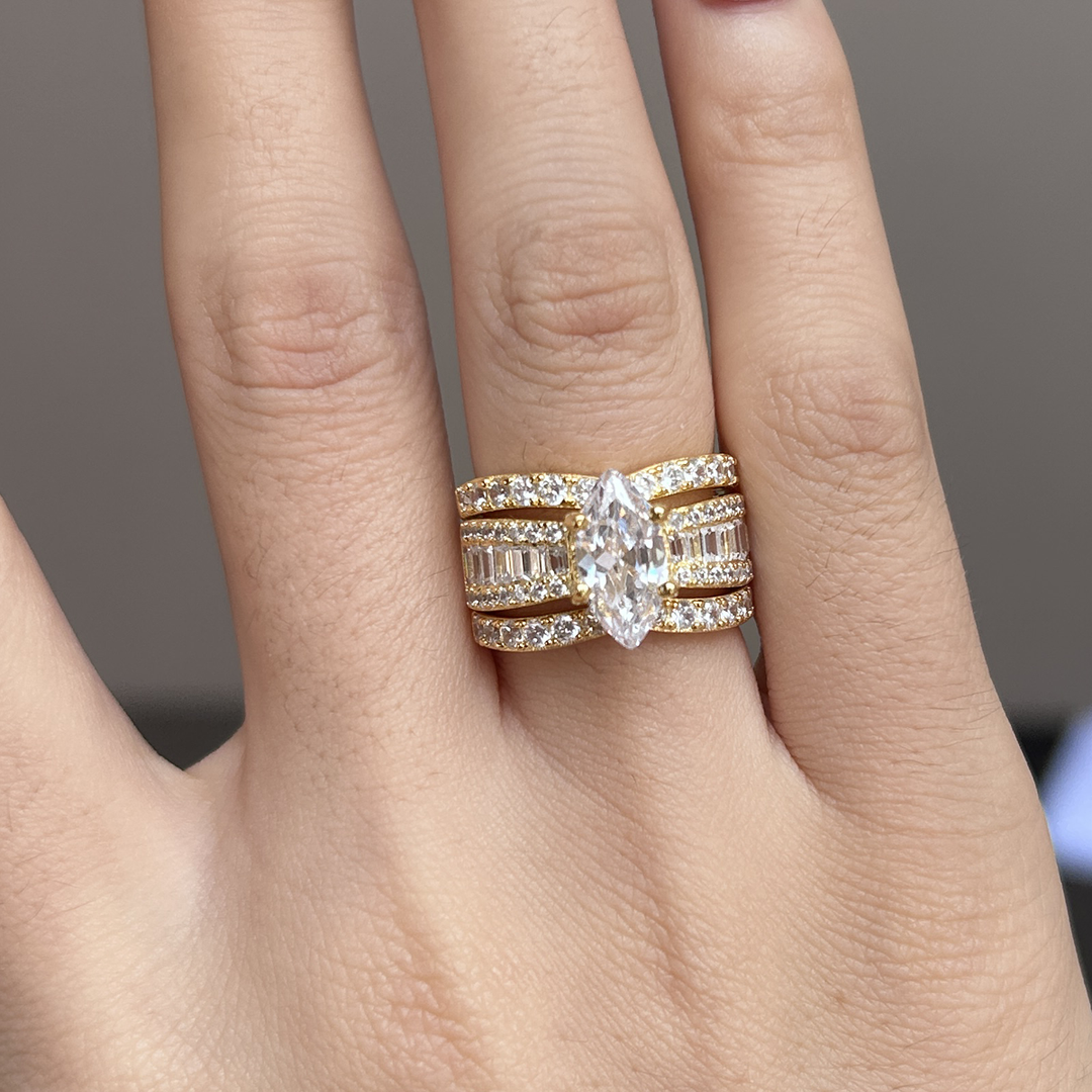 Veronika – Ring-Set mit Diamanten und goldenen Akzenten.