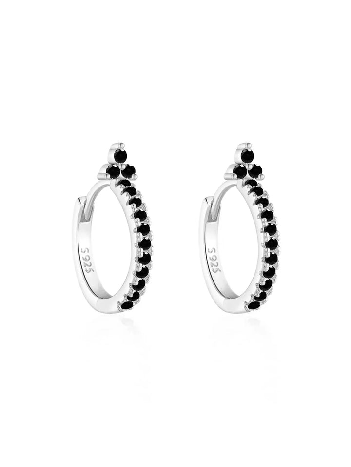 Sabine – Goldene Ohrringe im modernen Stil.