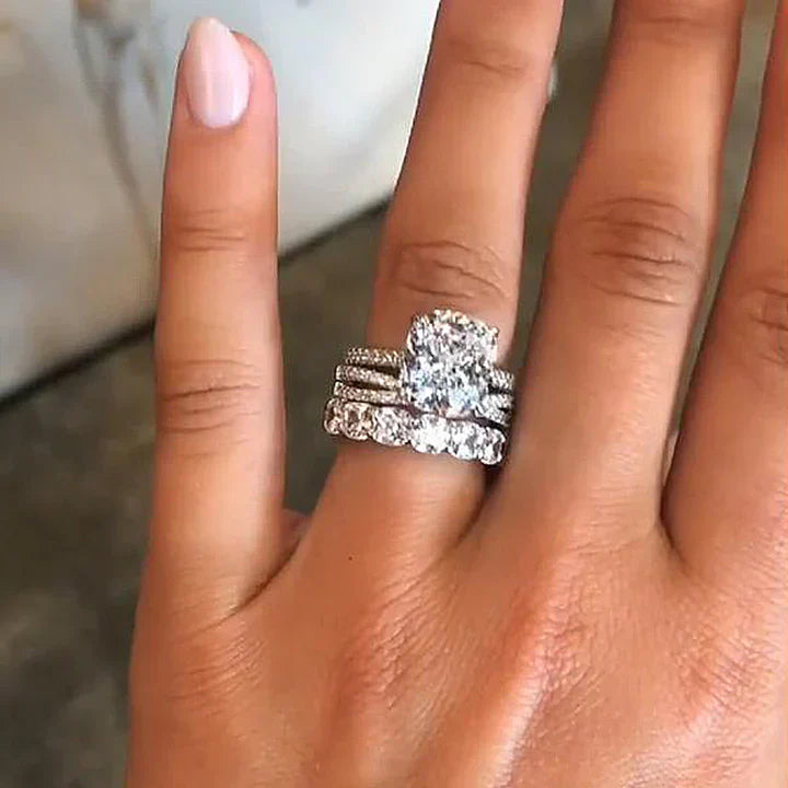 Iris – Diamantring mit ovalem Stein.