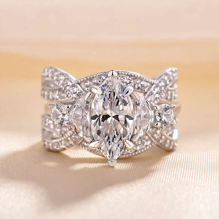 Emilie – Glänzender diamantierter Ring mit rechteckigem Schliff.