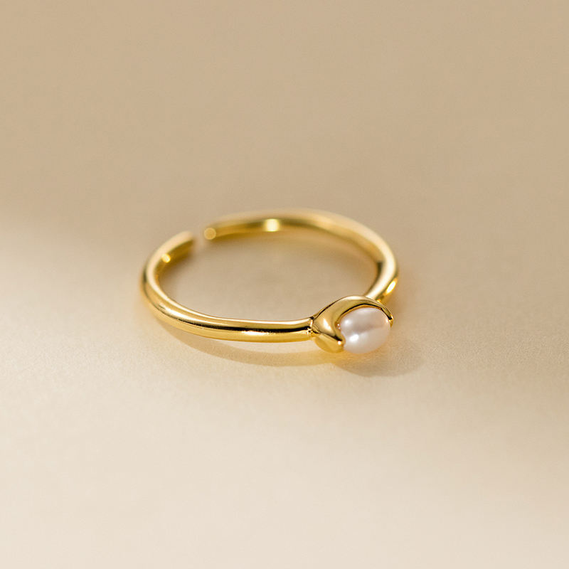 Katrin – Zarter goldener Ring mit Perlenlinie.