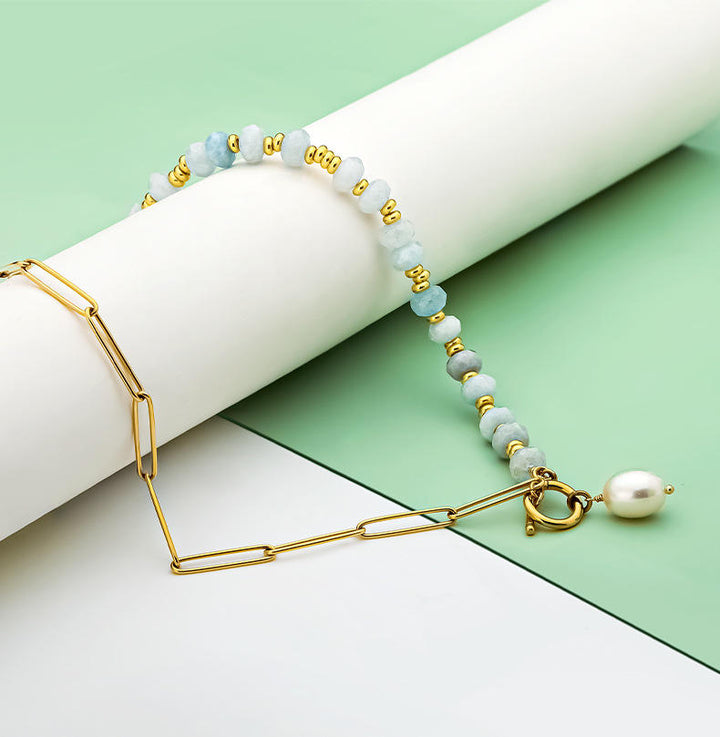 Zoé – Lange goldene Ohrringe mit Perlenanhänger.